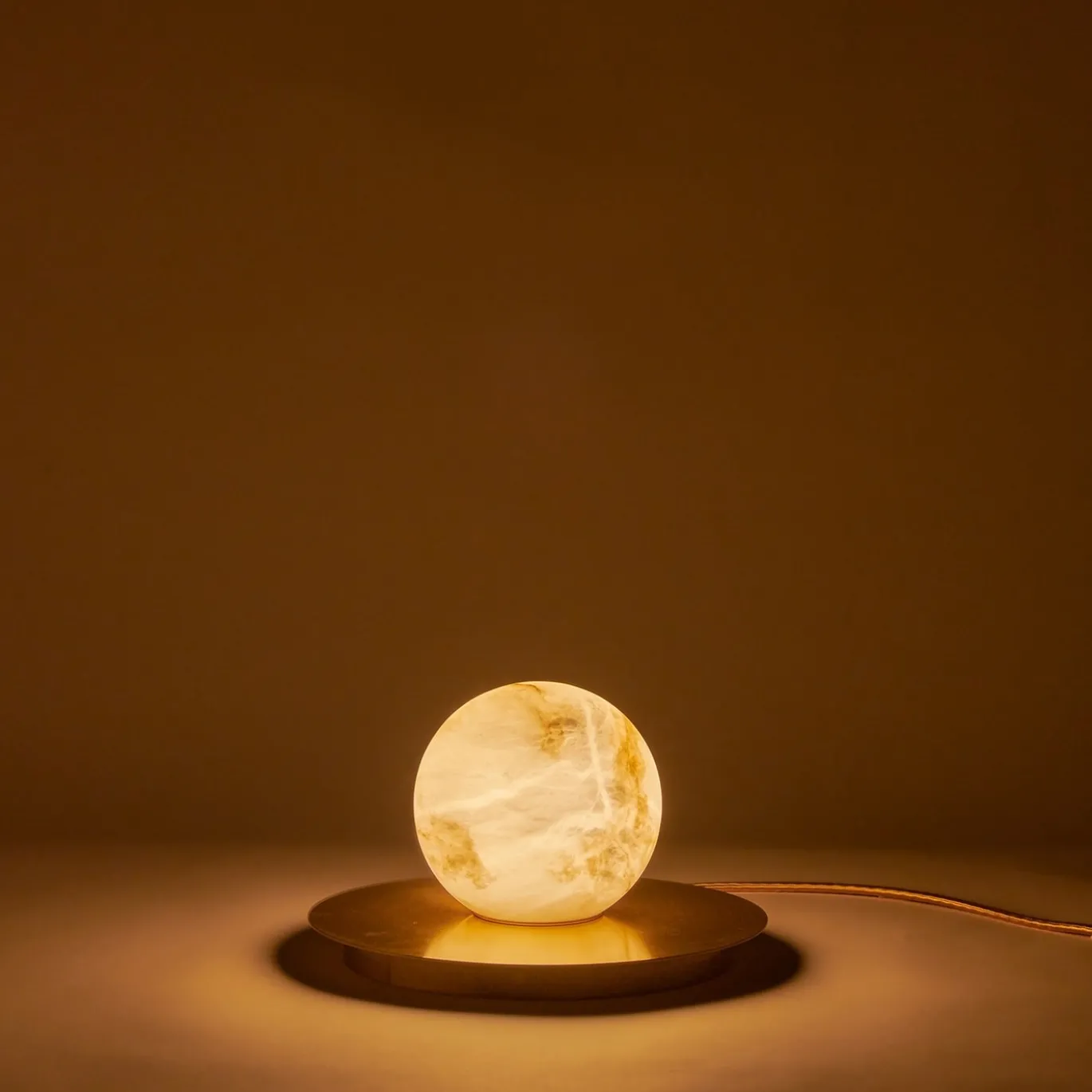 Lampada da tavolo Mini Alabaster Moon in ottone satinato