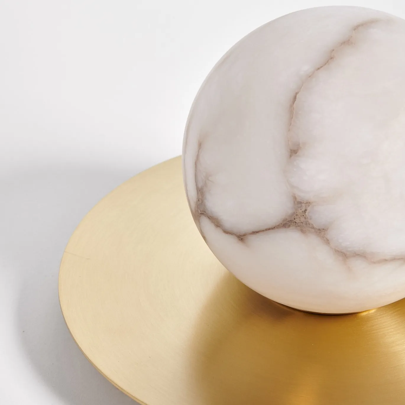 Lampada da tavolo Mini Alabaster Moon in ottone satinato