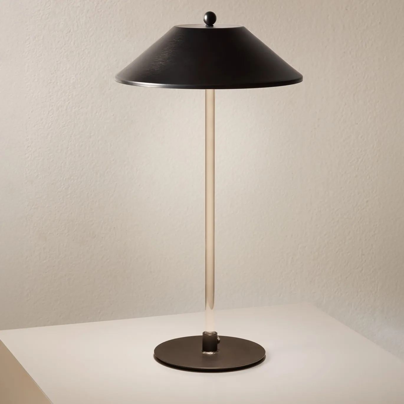 Lampada da tavolo nera Candilee di Isacco Brioschi