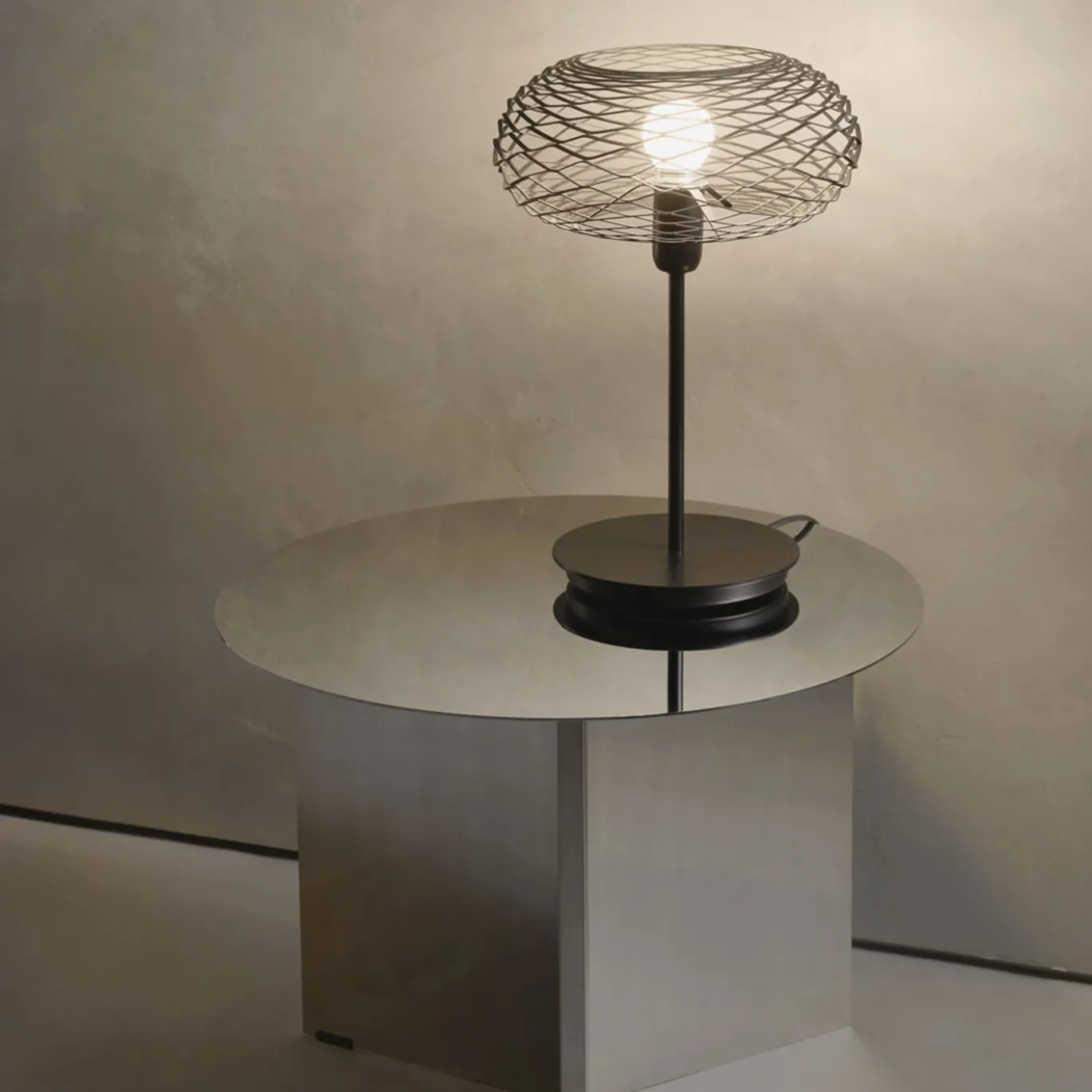 Lampada da tavolo Net in acciaio nero di Paolo Ulian