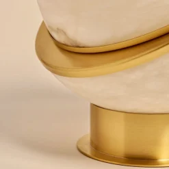 Lampada da tavolo Offset Globe in ottone satinato