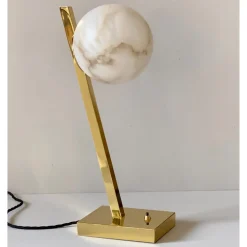 Lampada da tavolo Offset in ottone lucido