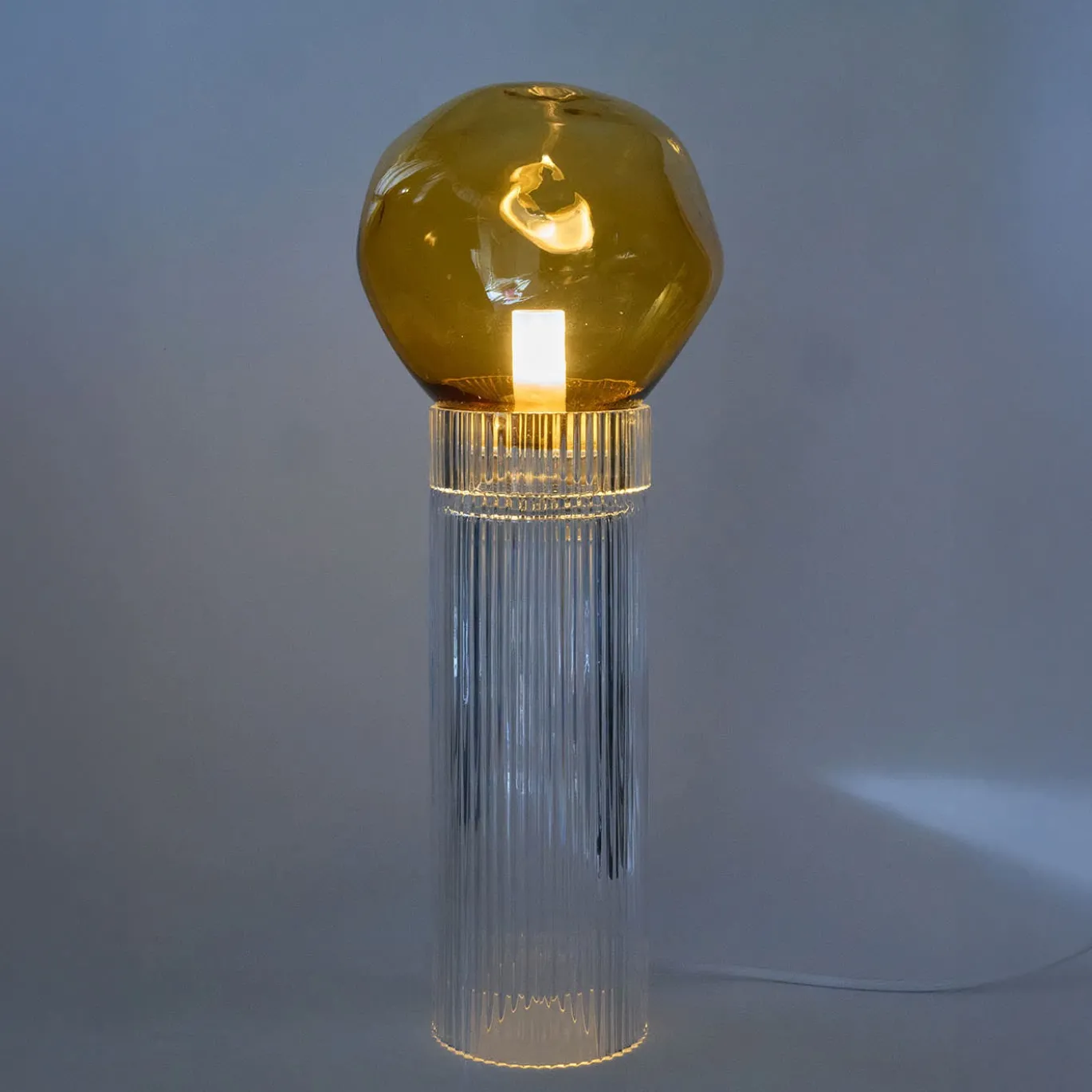 Lampada da tavolo Onna in ambra e cristallo