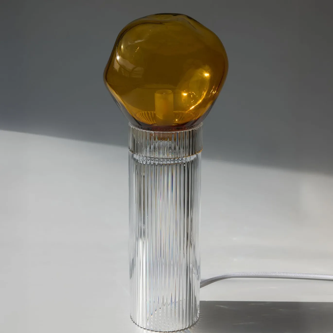 Lampada da tavolo Onna in ambra e cristallo