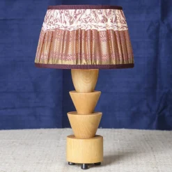 Lampada da Tavolo Palmetta in Acero con Paralume in Seta Bordeaux