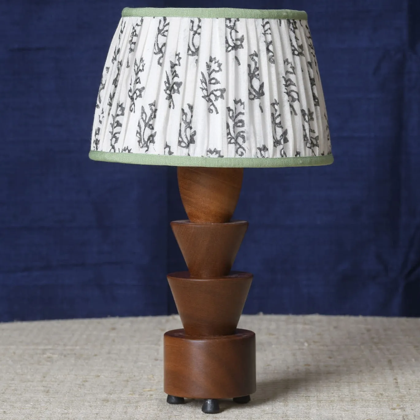 Lampada da Tavolo Palmetta in Mogano con Paralume in Seta Bianco e Verde