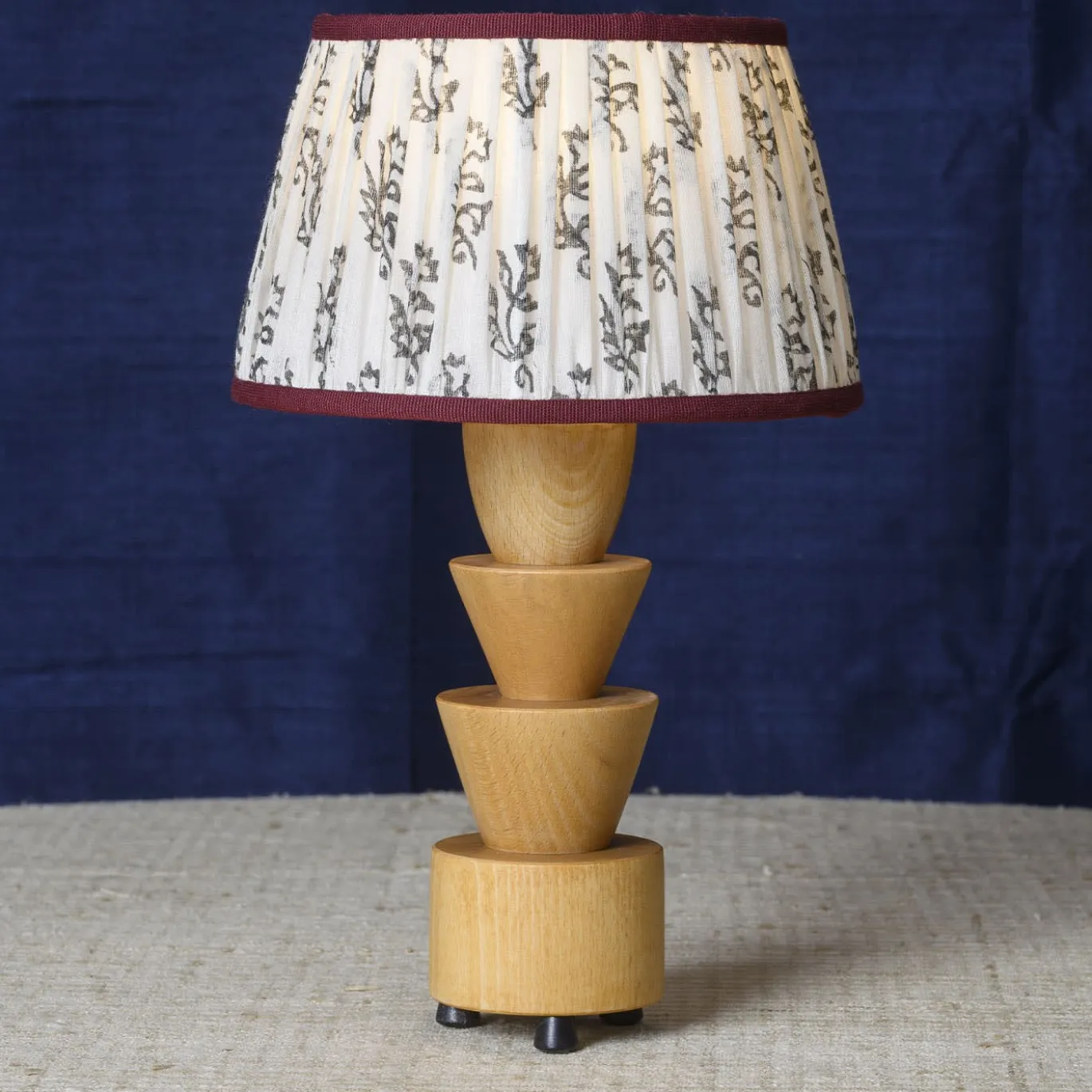 Lampada da Tavolo Palmetta in Acero con Paralume in Seta Bianco e Bordeaux