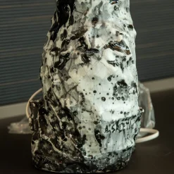 Lampada Da Tavolo Pensami In Ceramica Bianca E Paralume In Tessuto Nero