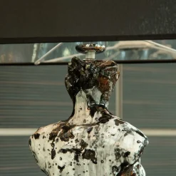 Lampada Da Tavolo Pensami In Ceramica Bianca E Paralume In Tessuto Nero