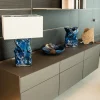 Lampada Da Tavolo Pensiero In Ceramica Blu E Paralume In Tessuto Bianco