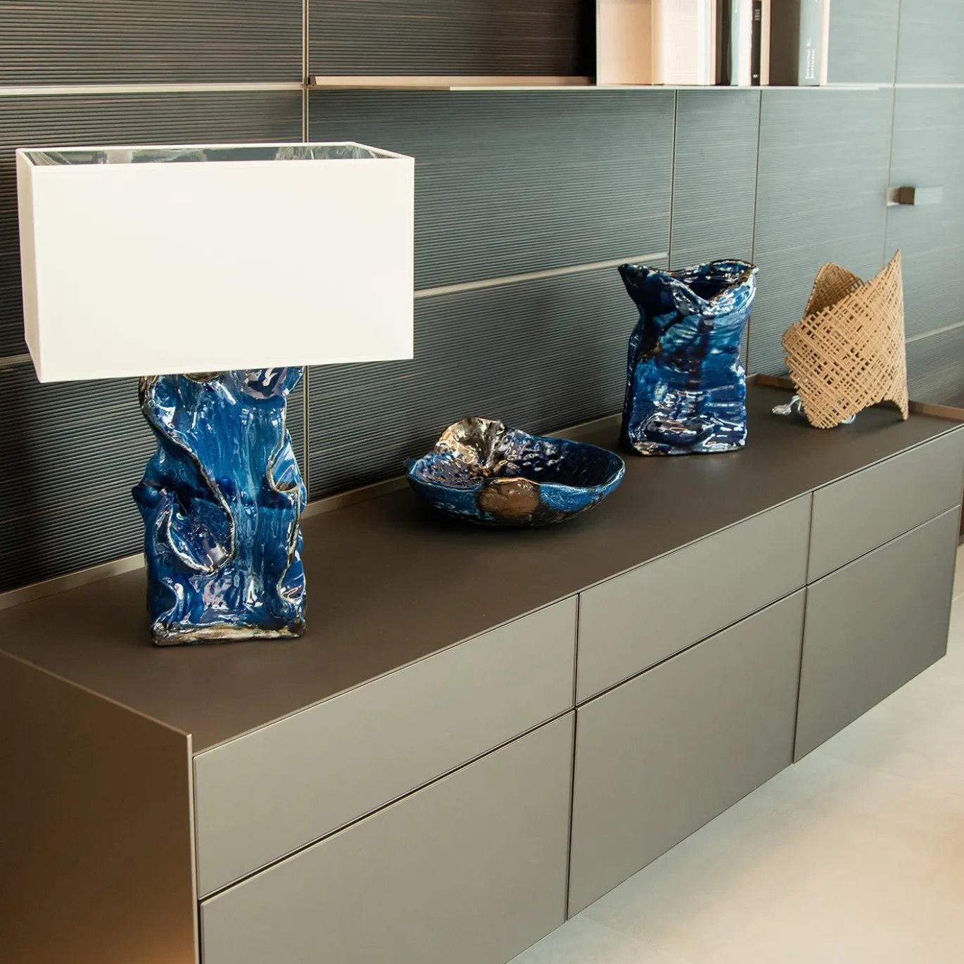 Lampada Da Tavolo Pensiero In Ceramica Blu E Paralume In Tessuto Bianco