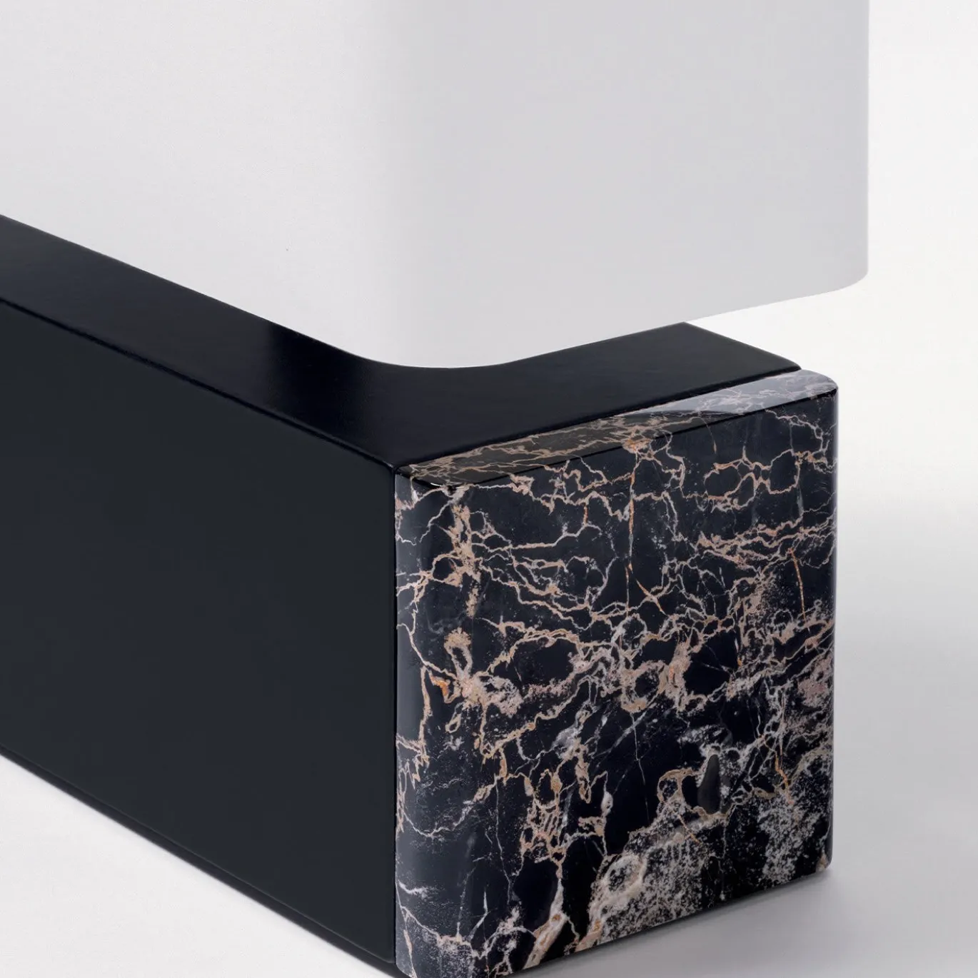 Lampada da tavolo Polo Medium in marmo nero Portoro