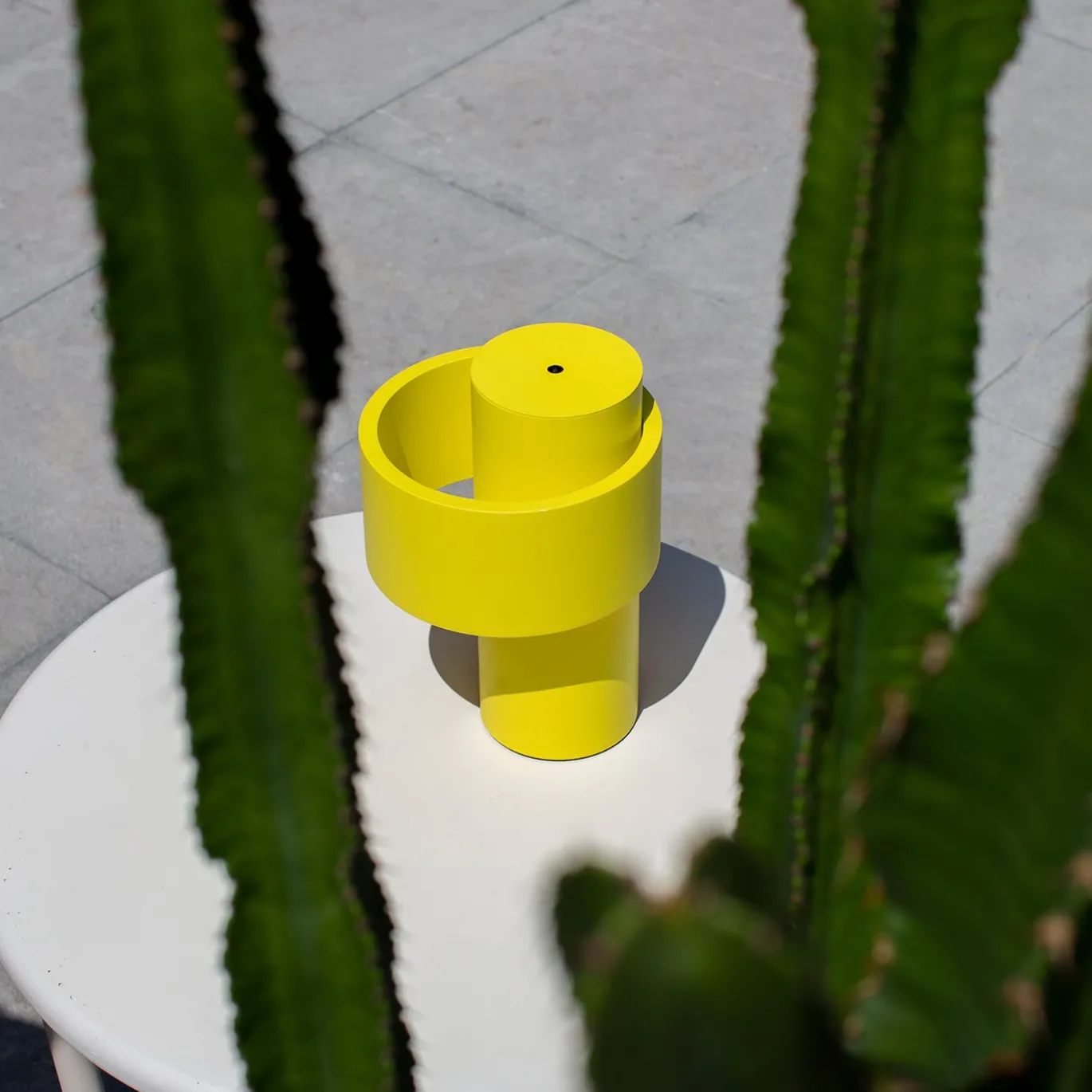 Lampada da tavolo portatile Nastro in metallo giallo