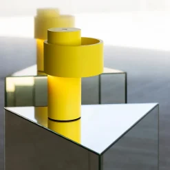 Lampada da tavolo portatile Nastro in metallo giallo