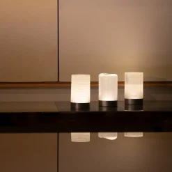 Lampada da tavolo ricaricabile Haute Stripe di Federico Peri