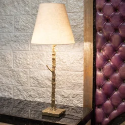 Lampada da tavolo Rosa Rosae con paralume in lino dorato e stelo in bronzo