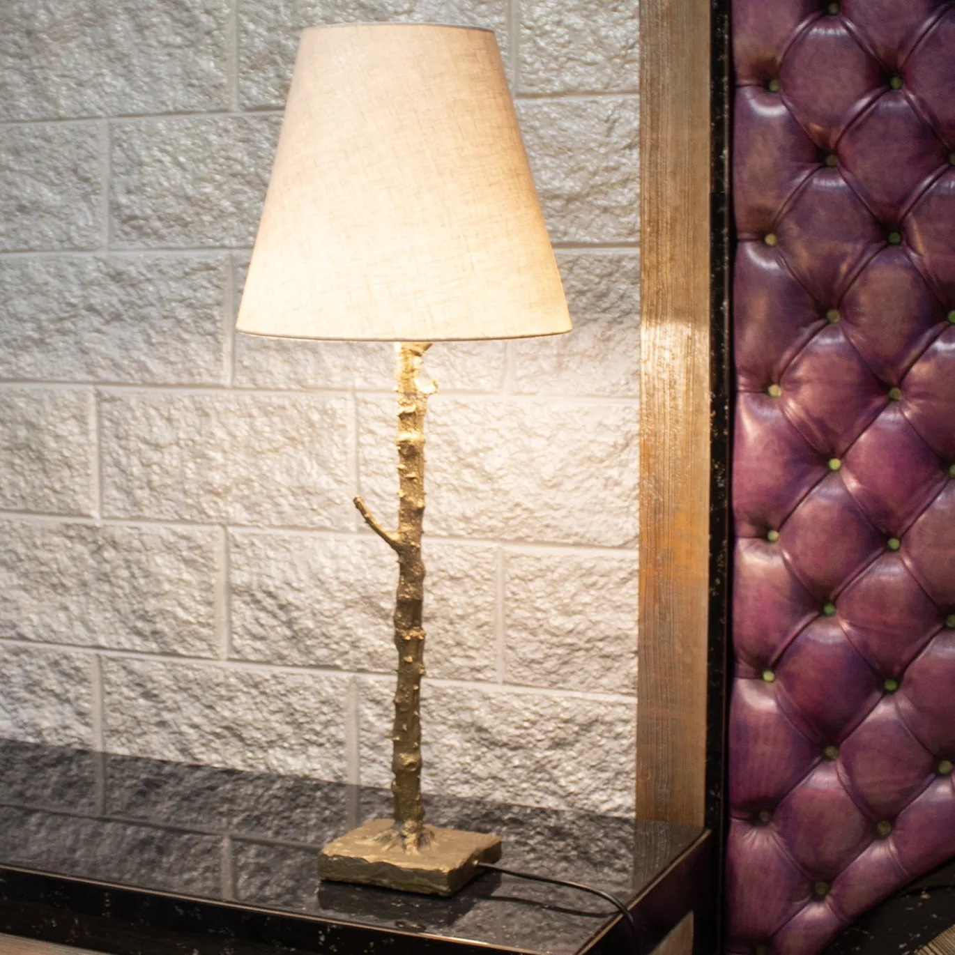 Lampada da tavolo Rosa Rosae con paralume in lino dorato e stelo in bronzo