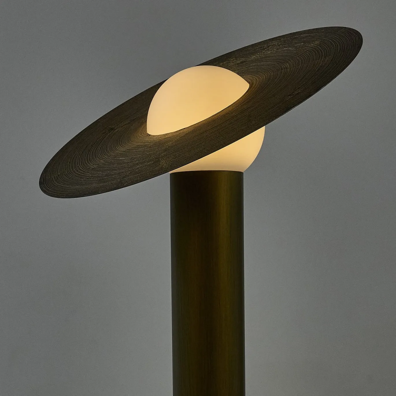 Lampada da tavolo Saturno in resina bronzea spazzolata