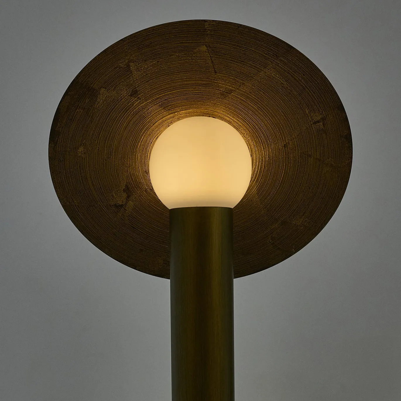 Lampada da tavolo Saturno in resina bronzea spazzolata
