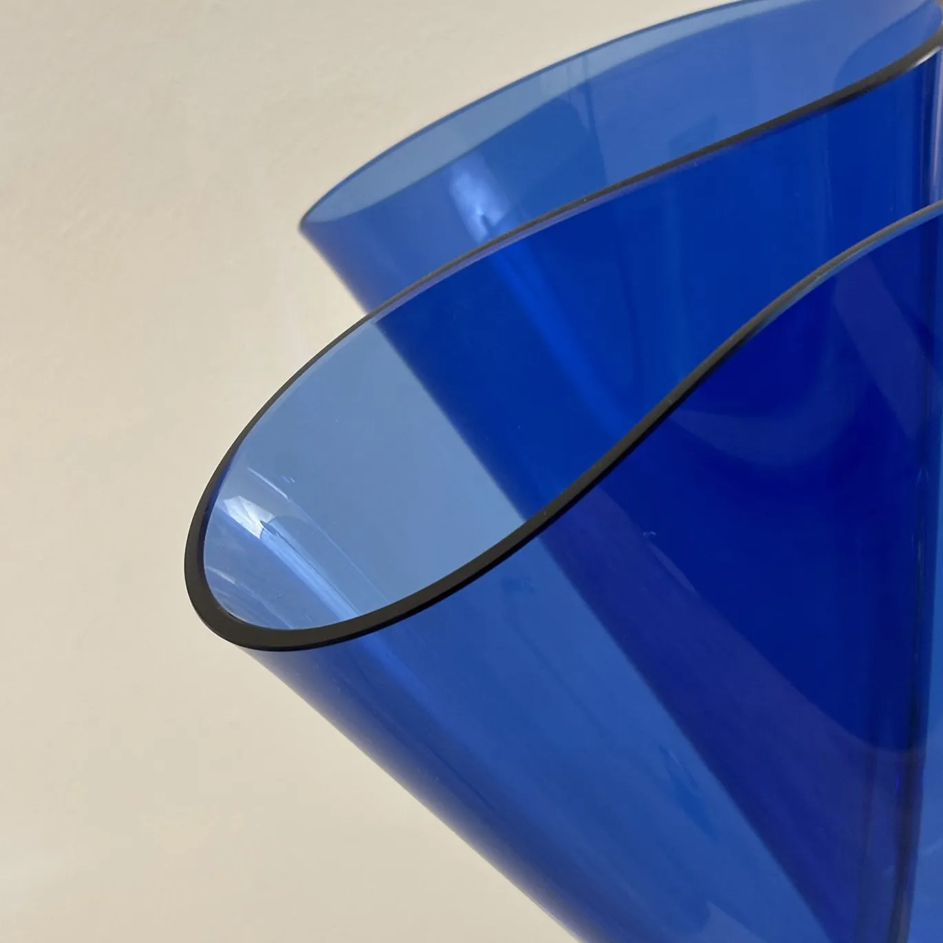 Lampada da Tavolo Scultorea Fazzoletto Blu in Vetro