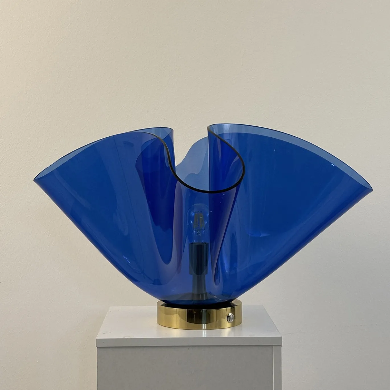 Lampada da Tavolo Scultorea Fazzoletto Blu in Vetro