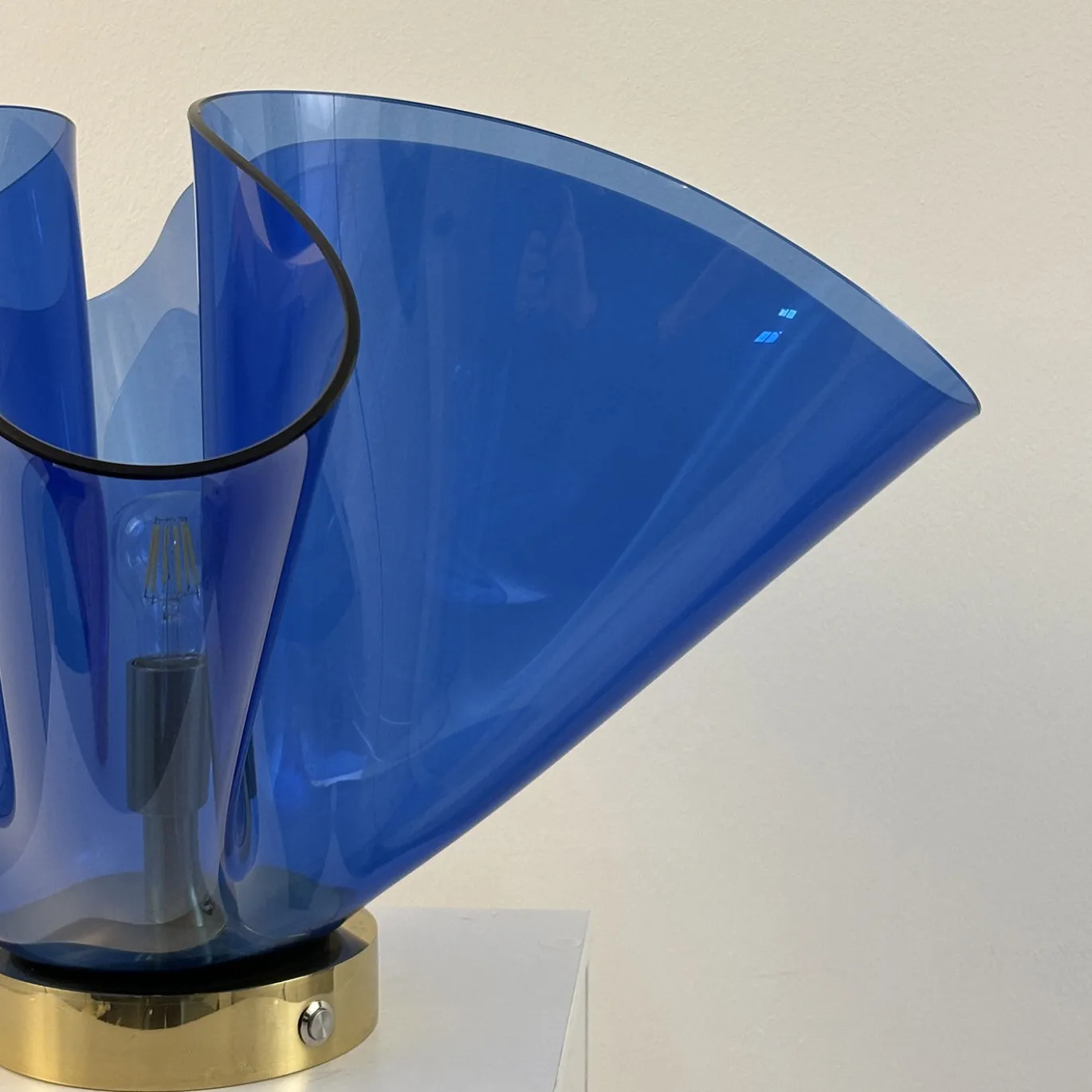Lampada da Tavolo Scultorea Fazzoletto Blu in Vetro