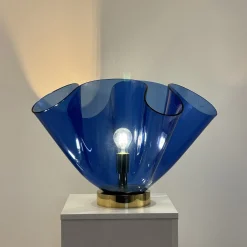 Lampada da Tavolo Scultorea Fazzoletto Blu in Vetro