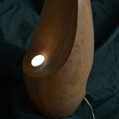 Lampada da tavolo scultorea Ogiva in Travertino giallo