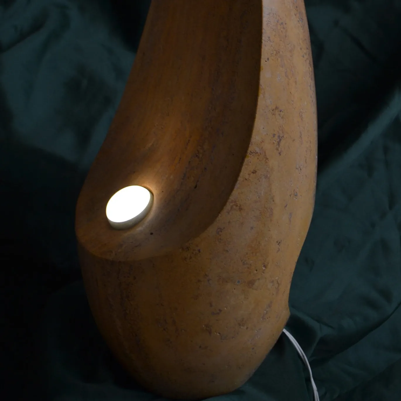 Lampada da tavolo scultorea Ogiva in Travertino giallo