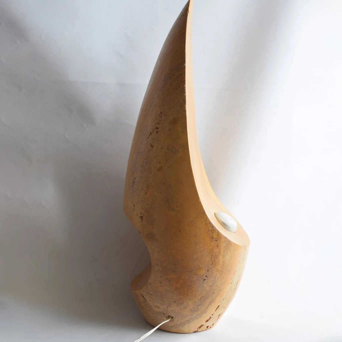 Lampada da tavolo scultorea Ogiva in Travertino giallo