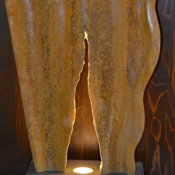 Lampada da tavolo scultorea Stargate in travertino giallo