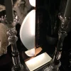 Lampada da tavolo scultorea Umanoide in ottone rosa e vetro opalino bianco