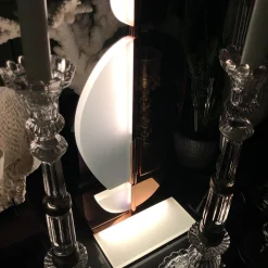 Lampada da tavolo scultorea Umanoide in ottone rosa e vetro opalino bianco