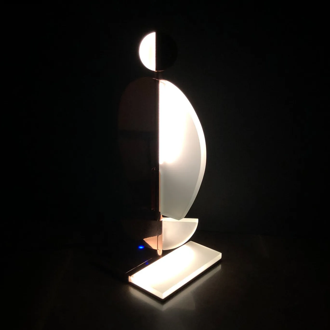 Lampada da tavolo scultorea Umanoide in ottone rosa e vetro opalino bianco