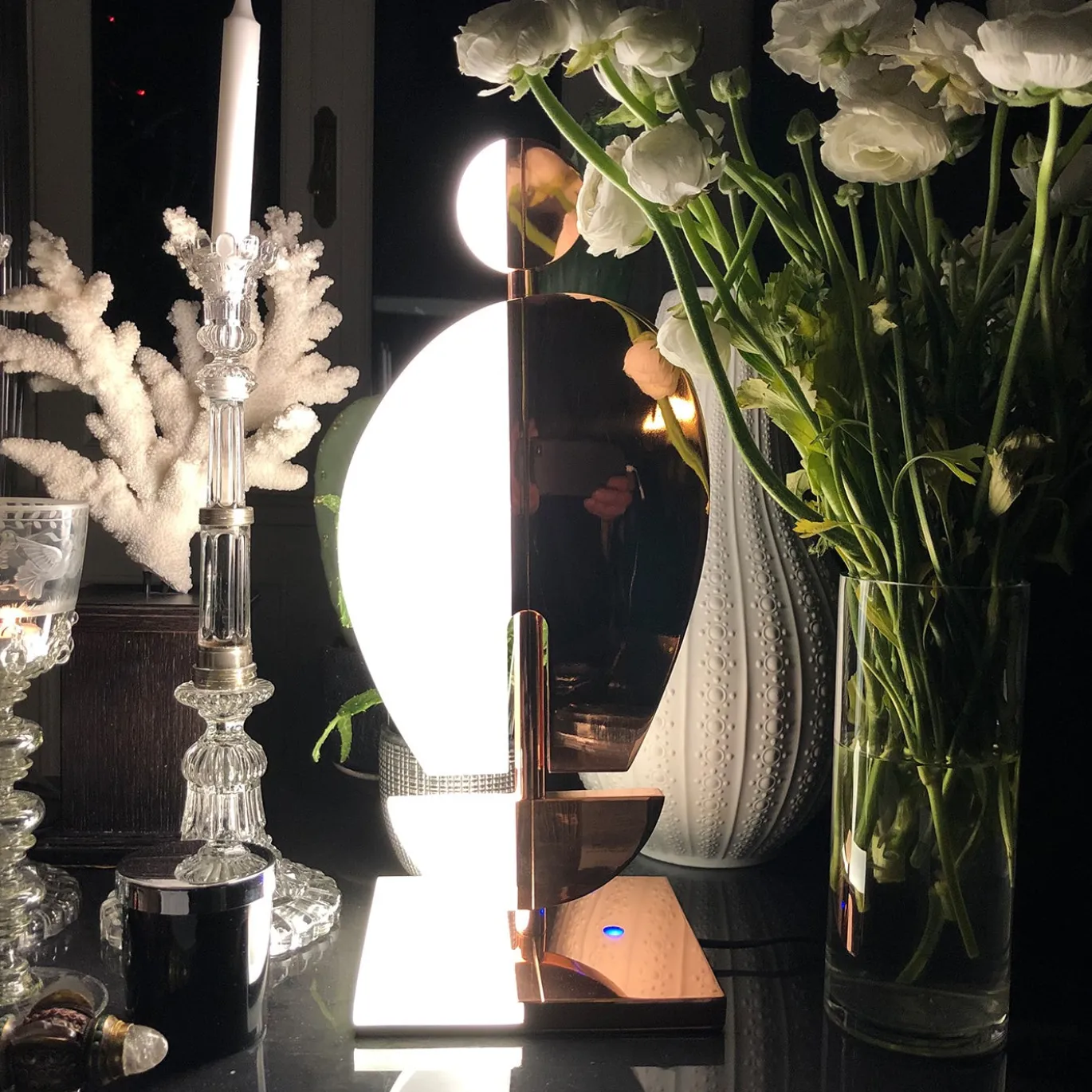 Lampada da tavolo scultorea Umanoide in ottone rosa e vetro opalino bianco