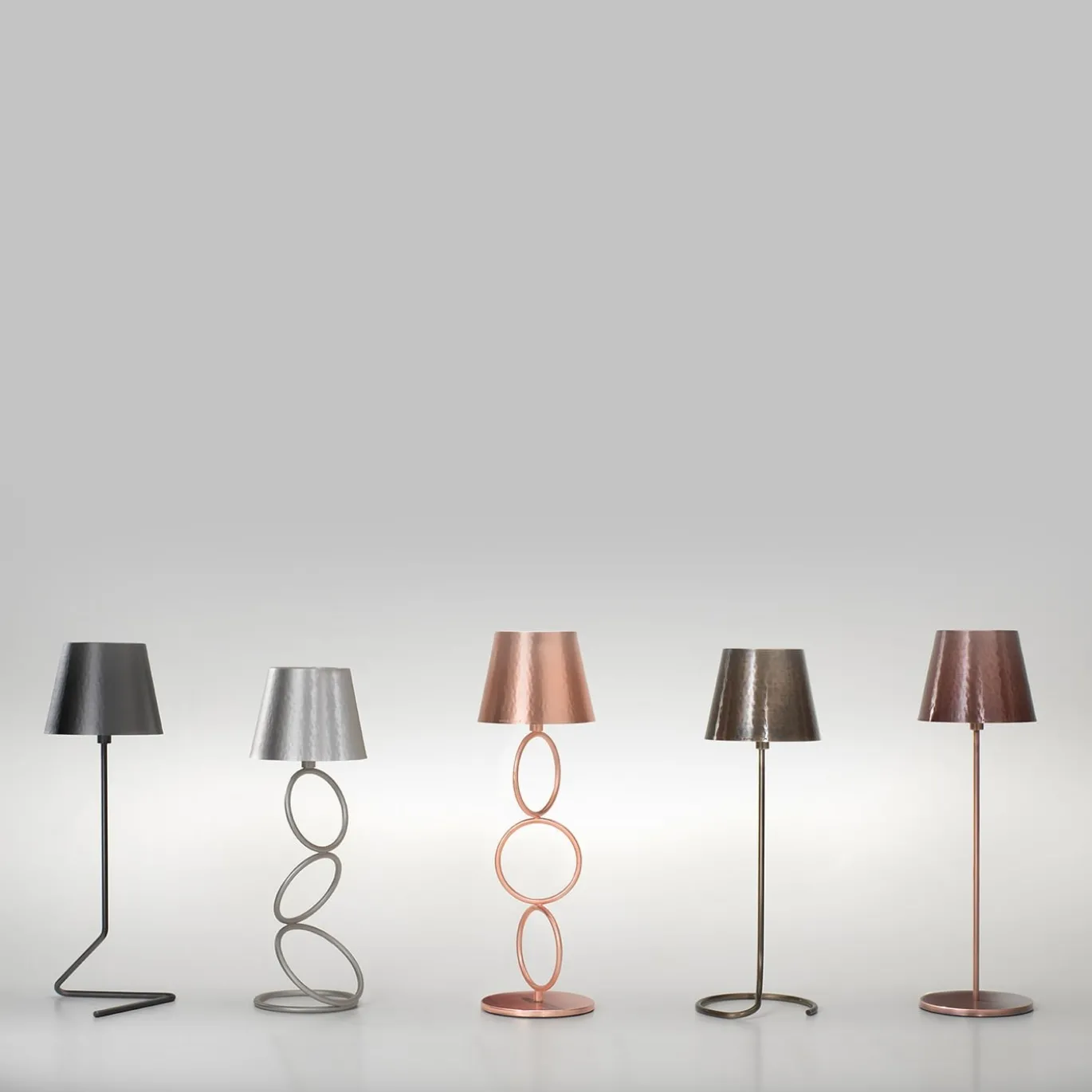 Lampada da tavolo senza fili Vega Triangle in titanio e ottone di I. Harari