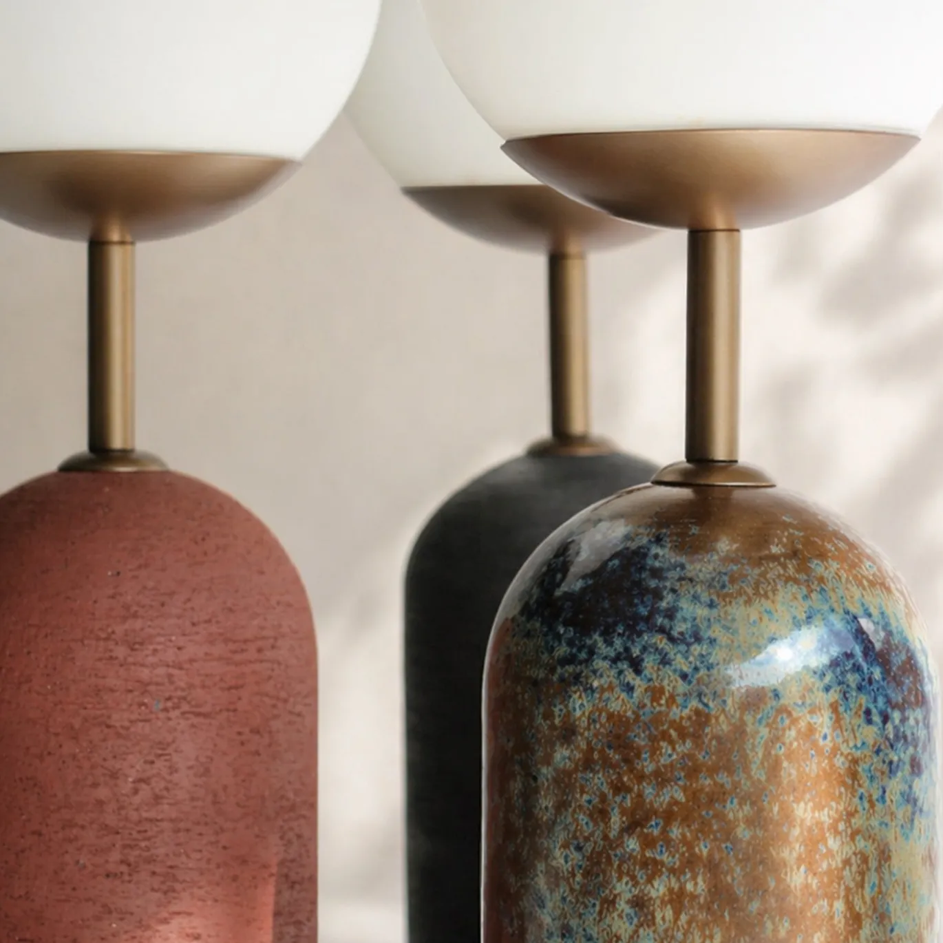 Lampada da tavolo Sfera in gres smaltato e vetro opalino