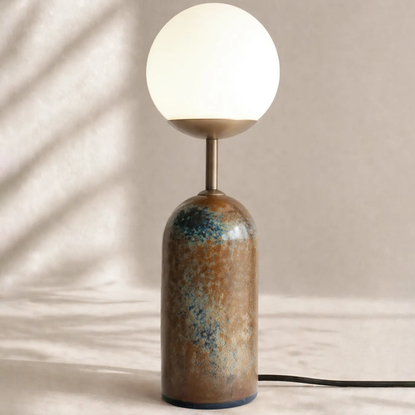Lampada da tavolo Sfera in gres smaltato e vetro opalino