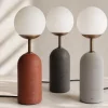 Lampada da tavolo Sfera in gres rosso e vetro opalino