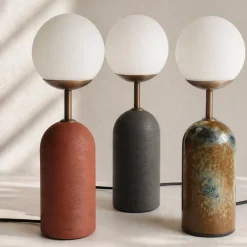 Lampada da tavolo Sfera in gres rosso e vetro opalino