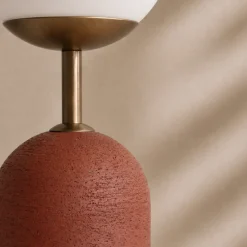 Lampada da tavolo Sfera in gres rosso e vetro opalino
