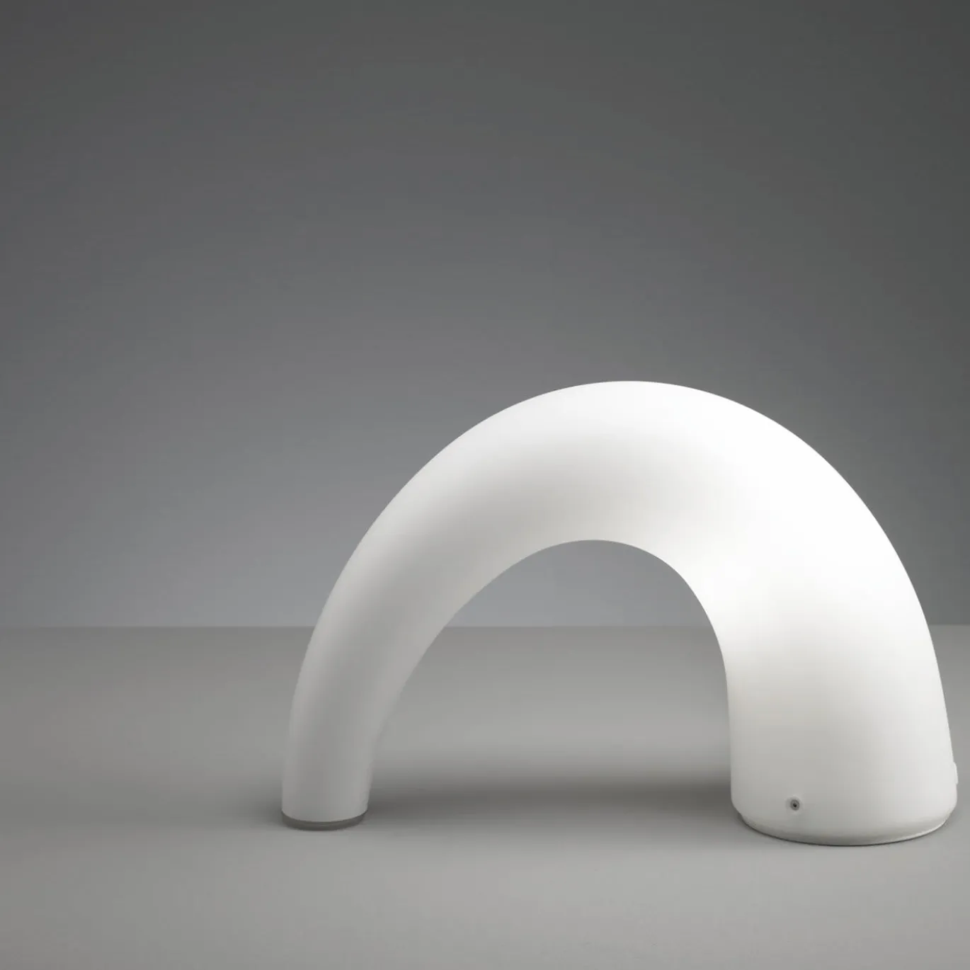 Lampada da tavolo Thor di Luciano Pagani e Angelo Perversi