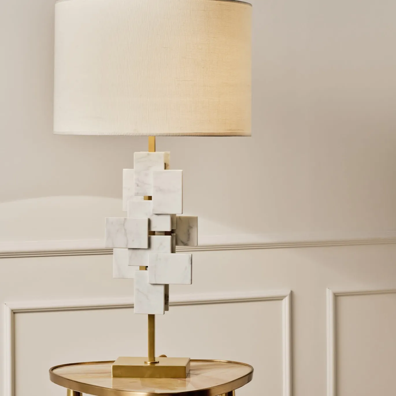 Lampada da tavolo Tiles in marmo di Carrara e ottone satinato
