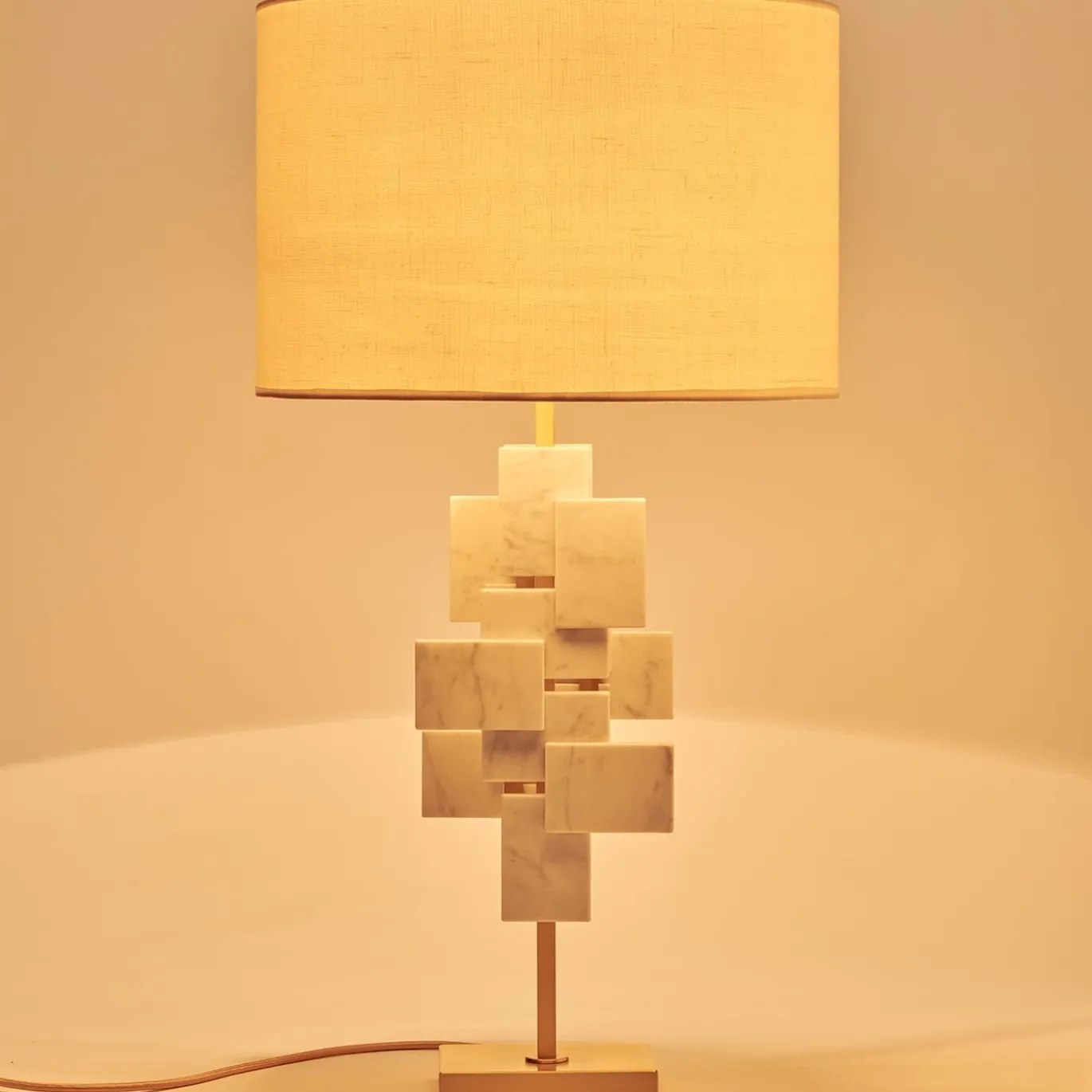 Lampada da tavolo Tiles in marmo di Carrara e ottone satinato