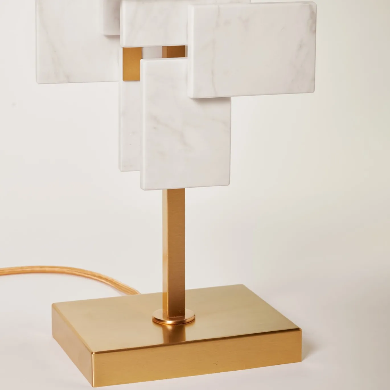 Lampada da tavolo Tiles in marmo di Carrara e ottone satinato