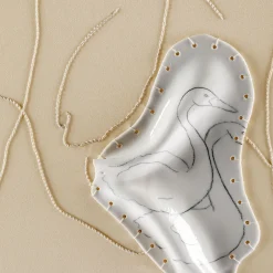 Lampada da tavolo Vestale in tessuto beige e ceramica ricamata di CContinua+Mamt