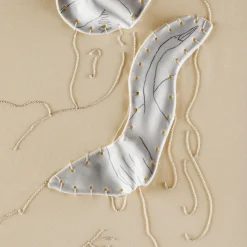 Lampada da tavolo Vestale in tessuto beige e ceramica ricamata di CContinua+Mamt