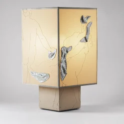 Lampada da tavolo Vestale in tessuto beige e ceramica ricamata di CContinua+Mamt