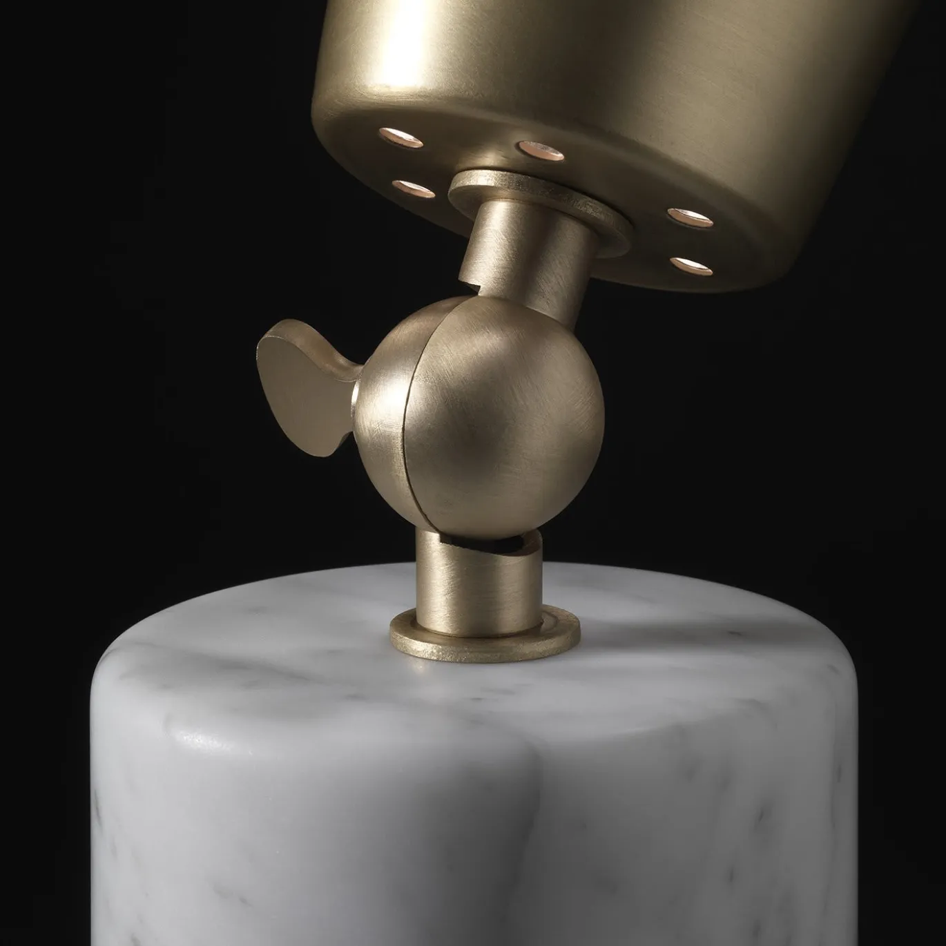Lampada da tavolo Vox Alta di Lorenza Bozzoli in marmo di Carrara