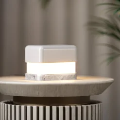 Lampada da tavolo W1 Pet grigia con base in marmo